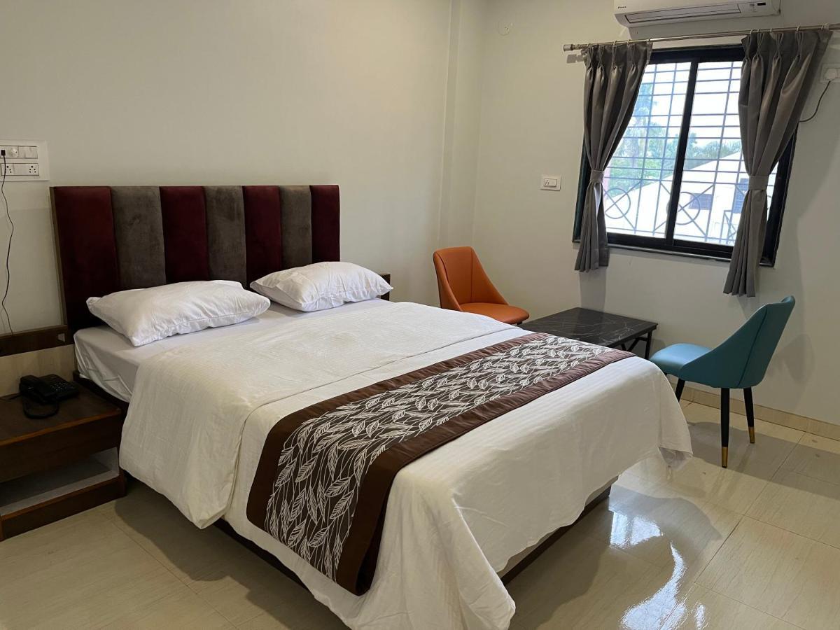 Hotel Jeet Paradise Phaltan Exterior foto